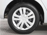 ◆純正ホイール装着車◆シンプルなデザインのホイールキャップ付きです。