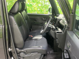 前席は座面と背もたれにゆとりが感じられ、運転席まわりも見渡しやすい配置です。ドア側のスイッチ類も手の届きやすい位置にまとまり、乗り込んだ際に落ち着いて過ごせます。