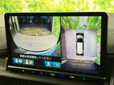 後方映像に加えて車両周囲を上から見た表示も確認でき、駐車時の位置合わせをサポートします。画面を見ながら周囲の状況を把握しやすく、狭い場所での切り返しにも役立つ装備です。