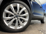 ●純正18インチアルミホイール:輸入車ならではの卓越した走りを支えるホイールと足回りです!日本車の走りに慣れている方にもぜひ体感して頂きたいほど、高いレベルでまとまっています!