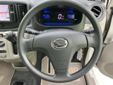 手になじみやすい形状のステアリングを中心に、メーターやナビも運転席から確認しやすい配置です。前方を見ながら運転に集中しやすく、毎日の移動にも扱いやすい運転席まわりです。