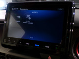 CD、DVD、Bluetooth、AM、FM、AUX、スマートフォン接続ができます。