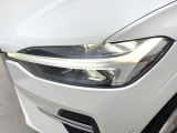 【LEDヘッドライト】ハイビームを先行車や対向車にあてず、その両サイドではハイビーム照射を維持。見える範囲が段違いに広くなりました。北欧神話に登場するトールハンマーをモチーフにデザイン。