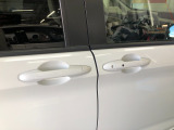 【ドアハンドル】Hondaスマートキーを携帯し、ロックボタン、ドアハンドルを操作することで施錠や解錠ができます。