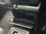 ちょっとしたところは収納ボックスにもなっています。車内はサイズも決まっているので、収納が少ないと思っているアナタ!ご安心ください。さまざまなところに収納が隠れているんです♪