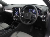 インストルメントパネルは僅かに運転席側へと傾けられているほか、余計なスイッチ類を可能な限り排し、運転に集中しやすい環境を造り出しています。