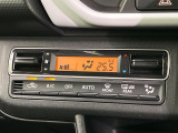 【オートエアコン】一度お好みの温度に設定すれば、車内の温度を検知し風量や温度を自動で調整。暑い&hellip;寒い&hellip;と何度もスイッチ操作をする必要はありません。快適な車内空間には必須の機能ですね♪