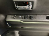 【運転席ドアスイッチ回り】パワーウィンドー[ロック機構]・電動格納式リモコンドアミラースイッチがまとまっているので操作しやすいです。