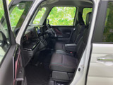 前席は視界が広く、運転席から周囲を確認しやすいレイアウトです。シートとドア内張りの色調がまとまり、乗り込んだときも落ち着いた雰囲気。足元にもゆとりがあり、毎日の移動を心地よく支えます。