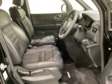 女性でも運転がしやすいように、シートの高さ調整機能(シートリフター)がついています。運転席と助手席の間が空いている為、助手席側への移動がスムーズです。交通量の多い道でも助手席側から乗り降りができます。