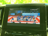 テレビ映像を画面で視聴でき、停車中の待ち時間を過ごす際にも便利です。見やすい位置にディスプレイが配置され、映像を楽しみたいときに活用できる装備となっています。