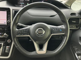 手元には複数のスイッチがまとまり、運転姿勢を大きく変えずに各種操作へアクセスできます。メーターや前方を見ながら扱いやすく、毎日の運転を便利にサポートする装備です。