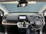 運転席周りです。カップホルダーや小物の収納などは必須ですよね!!使い勝手の良いつくりになっております!!