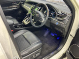 運転席まわりはシートに座ったままメーターや前方を見渡しやすい配置。シートには立体的なステッチがあしらわれ、足元もすっきりとして日常の乗り降りに便利です。