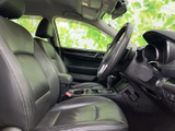 運転席と助手席には身体を支える形状のシートを備え、落ち着いて過ごせる空間です。前方の視界が広く、センターまわりも手が届きやすい配置で、日常の移動を快適に支えます。