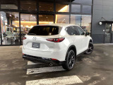 ブラインドスポットモニタリングを装備しております。後側方から接近する車両を検知してお知らせする機能です。車線変更時にも役立つ便利な装備となっております。