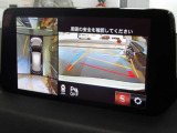 360&deg;ビューモニターでは、両サイドとフロント、バックカメラの合成で、あたかも上空から見下ろした様に周囲を確認して頂けます。駐車場だけでなく、T字路等でも活躍のアイテムです!