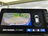 後方の様子を画面で確認しながら駐車でき、車庫入れや切り返しの際に心強い装備です。ガイド表示に加えて車両周囲の表示もあり、周囲を確かめる助けになります。