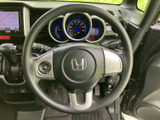 握りやすい形状で、運転中に自然な姿勢を保ちやすいステアリングです。手元のスイッチも備わり、視線を大きく移さずに操作できる便利さが魅力です。
