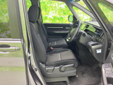前席は座面と背もたれにゆとりを感じる形状で、運転席から前方を見渡しやすいレイアウト。落ち着いた色調の室内で、日常の移動もくつろいでお過ごしいただけます。