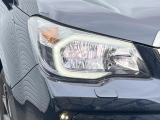 【LEDヘッドライト】悪天候や夜間走行時も良好な視界を確保し安心して運転できる高輝度LEDヘッドライトを装備!点灯速度が早く、消費電力も抑えられています。