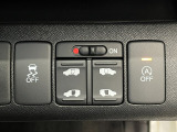 運転席右側に電動スライドドアのスイッチやアイドリングストップのスイッチ等がついています。