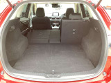 CX-5のラゲッジルームは後席が4:2:4で分割が可能です。荷室側からもレバーを引くだけで可倒できます!新車時オプション装備の【パワーリフトゲート】付き!スイッチを押すだけで開閉が可能です!