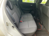 後席は左右の座席にヘッドレストとシートベルトを備え、同乗者が過ごす空間を確保しています。ドアから座面や足元まで見渡しやすく、家族や友人との移動にも使いやすい室内です。