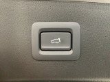 パワーリフトゲートは運転席とリフトゲート側、さらにアドバンストキーでも開閉が可能!開度は無段階にメモリー設定もできます。ゲート内側にタッチセンサーを配置し、手などを挟み込む危険を低減します。