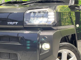 【LEDヘッドライト】悪天候や夜間走行時も良好な視界を確保し安心して運転できる高輝度LEDヘッドライトを装備!点灯速度が早く、消費電力も抑えられています。