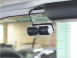 ◆リアにもドライブレコーダーを装備しております◆映像・音声などを記録する自動車用の装置です。もしもの事故の際の記録はもちろん、旅行の際の思い出としてドライブの映像を楽しむことができます。