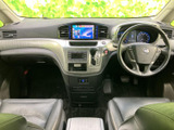 運転席から前方を見渡しやすく、メーターやセンターパネルも視線を移しやすい配置です。ゆったりとしたシートで落ち着いて過ごせる空間を確保し、助手席の方にも快適にお過ごしいただけます。