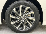 純正のアルミホイール装着。タイヤサイズは205/55R17です。