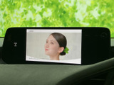 センターディスプレイに映像が表示され、画面の情報を確認しやすい配置です。停車中の操作時にも内容を把握しやすく、目的地設定や音楽選択など、日常の移動に役立ちます。