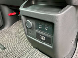 USB Type-Cポートを2口、HDMI入力端子、電源ソケットを装備。後席でのスマートフォン充電や外部機器の接続にも便利で、ロングドライブをより快適にしてくれます