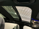 パノラミックルーフで明るい車内と開放感あるドライブをお楽しみいただけます。