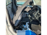 運転席の背もたれを倒すとポケットもありますので、何かと便利です。