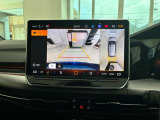 4台のカメラを駆使して運転席から確認しずらい周囲の状況をディスプレィに表示。