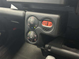 オートエアコンは温度を設定するだけで、自動で風量などを設定してくれます。運転しながら操作も必要ないので、安全性も向上します。