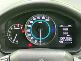 速度計や回転計、各種情報が運転席正面にまとまり、必要な表示を確認しやすい配置です。走行中も視線の移動を抑えて車両情報を把握しやすく、日常の運転を支えます。