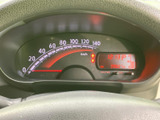 速度表示と各種インジケーターが運転席正面にまとまり、走行中も必要な情報を確認しやすい配置です。表示部には時刻なども備わり、日々の運転をサポートします。