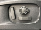パワーシート『電動パワーシートですので運転中のシート調節も安全に行えます。微調整も可能ですのであなただけのドライビングポジションを実現します。』