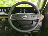 手元には複数のスイッチが配置され、運転姿勢を保ちながら各種機能へアクセスしやすい設計です。メーターを見ながら操作できるため、日々の運転を便利にサポートします。