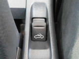 ルーフは停車時にボタンで電動開閉できます。