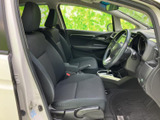 前席は座面と背もたれにゆとりを感じる形状で、運転席側から前方を見渡しやすい配置です。黒を基調とした室内は落ち着いた印象で、シートや足元もすっきり。乗り降りしやすい開口部も便利です。