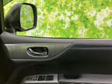 ドアには窓の開閉スイッチやミラー調整の操作部がまとまり、運転席から手元で扱えます。ドアハンドルも近くに配置され、乗り降りや日々の車内操作をしやすい構成です。
