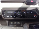 運転席からも手が届きやすく、操作しやすい空調コントロールパネル。オートエアコンなので操作の煩わしさが無くオールシーズン快適にドライブできます。快適空間で運転に集中できますね。