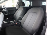 ●使用感の少ない助手席。一緒にドライブを楽しむ方も満足いただけるAudiらしいクオリティの高いシートです。