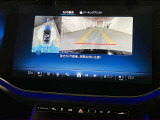 【全方位型モニター】クルマを上空から見下ろしているかのように、直感的に周囲の状況を把握できる全方位型モニター。狭い場所での駐車でも周囲が映像で確認できます。