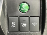 エコモードや運転支援に関わるスイッチがまとまり、マークを見ながら必要な設定を確認できます。ボタンごとの表示が分かりやすく、日常の運転シーンに合わせて使いやすい配置です。